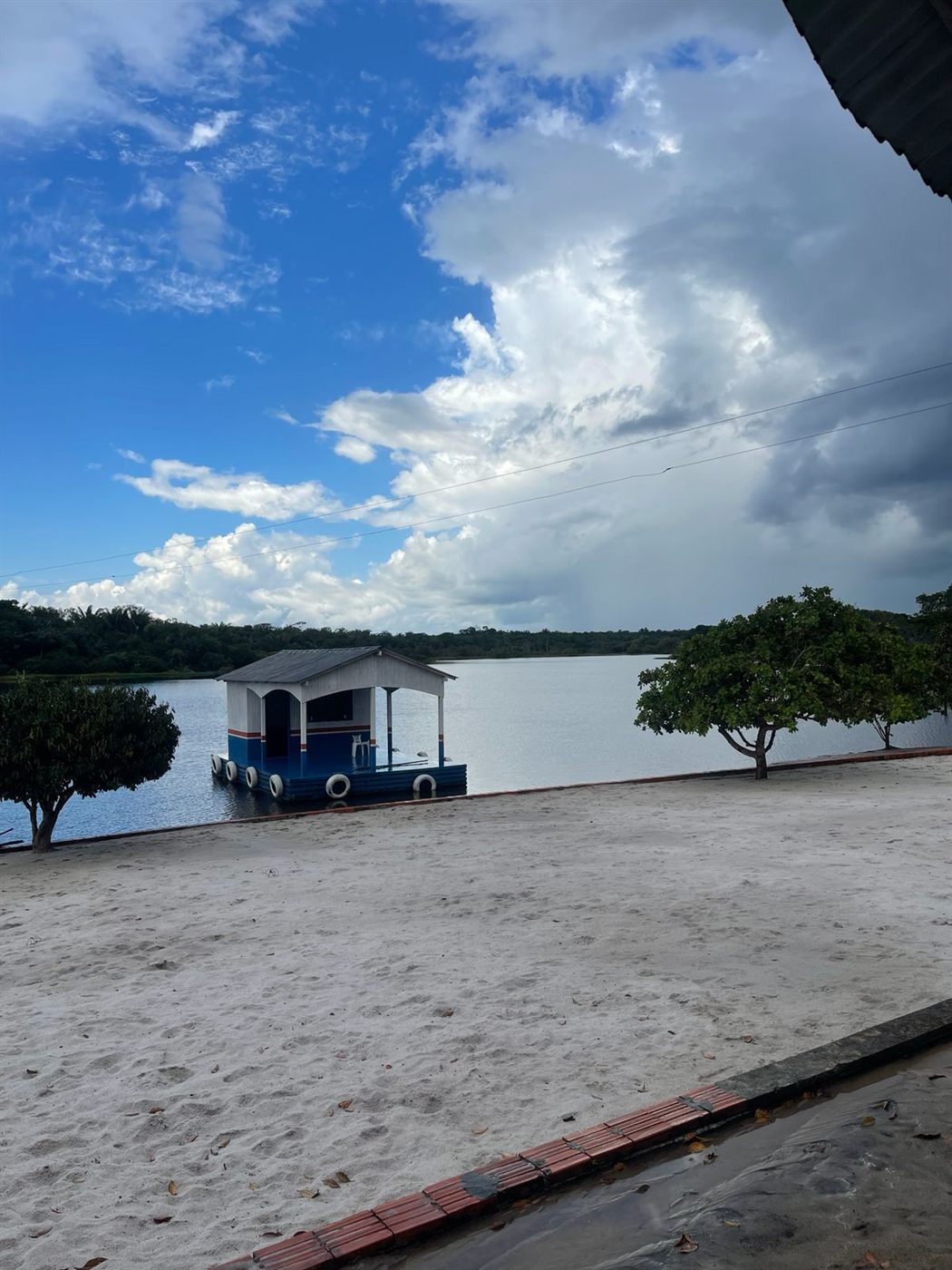 Flutuante JB no lago